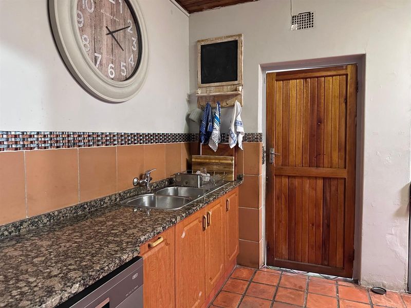 Spacious 5-Bedroom Family Home with Extensive Garaging and Entertainment Area. - Photo 10