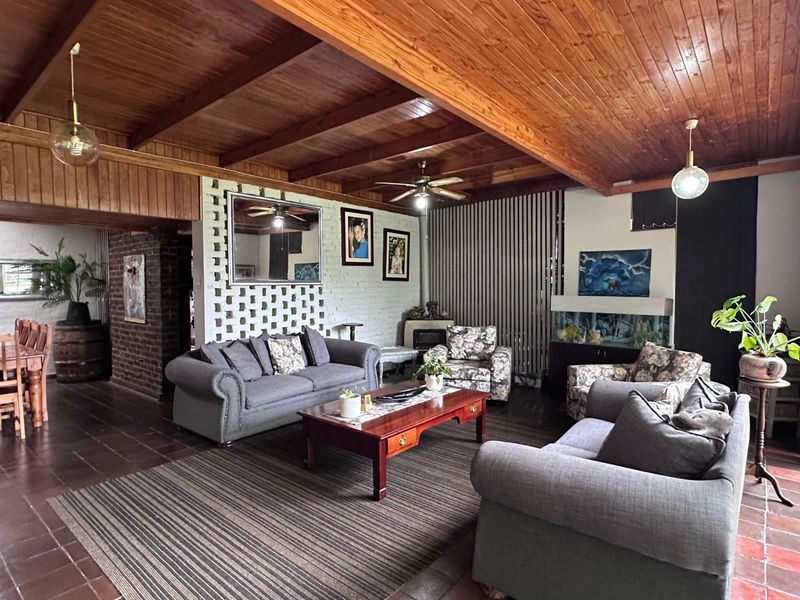 Spacious 5-Bedroom Family Home with Extensive Garaging and Entertainment Area. - Photo 8