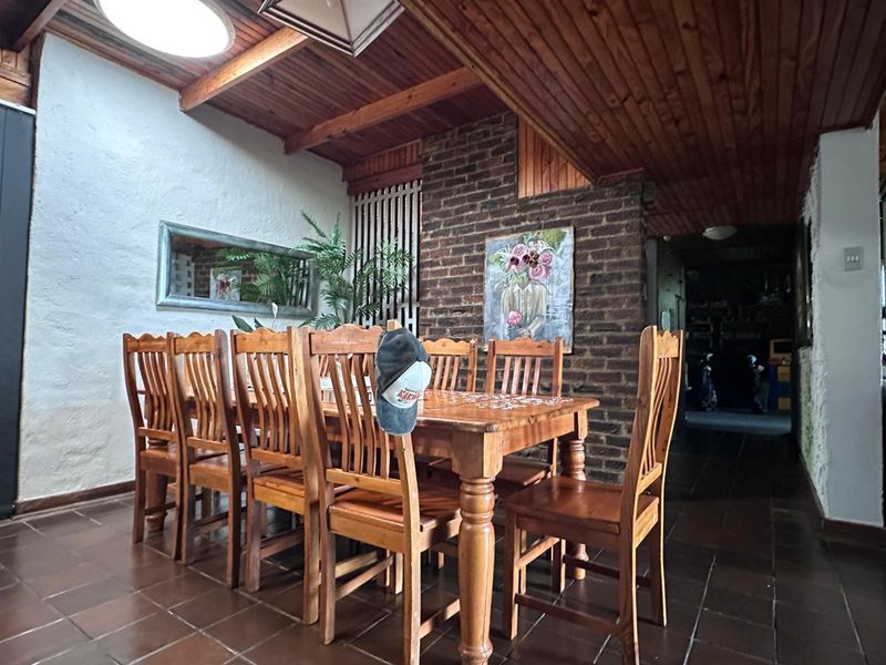 Spacious 5-Bedroom Family Home with Extensive Garaging and Entertainment Area. - Photo 5