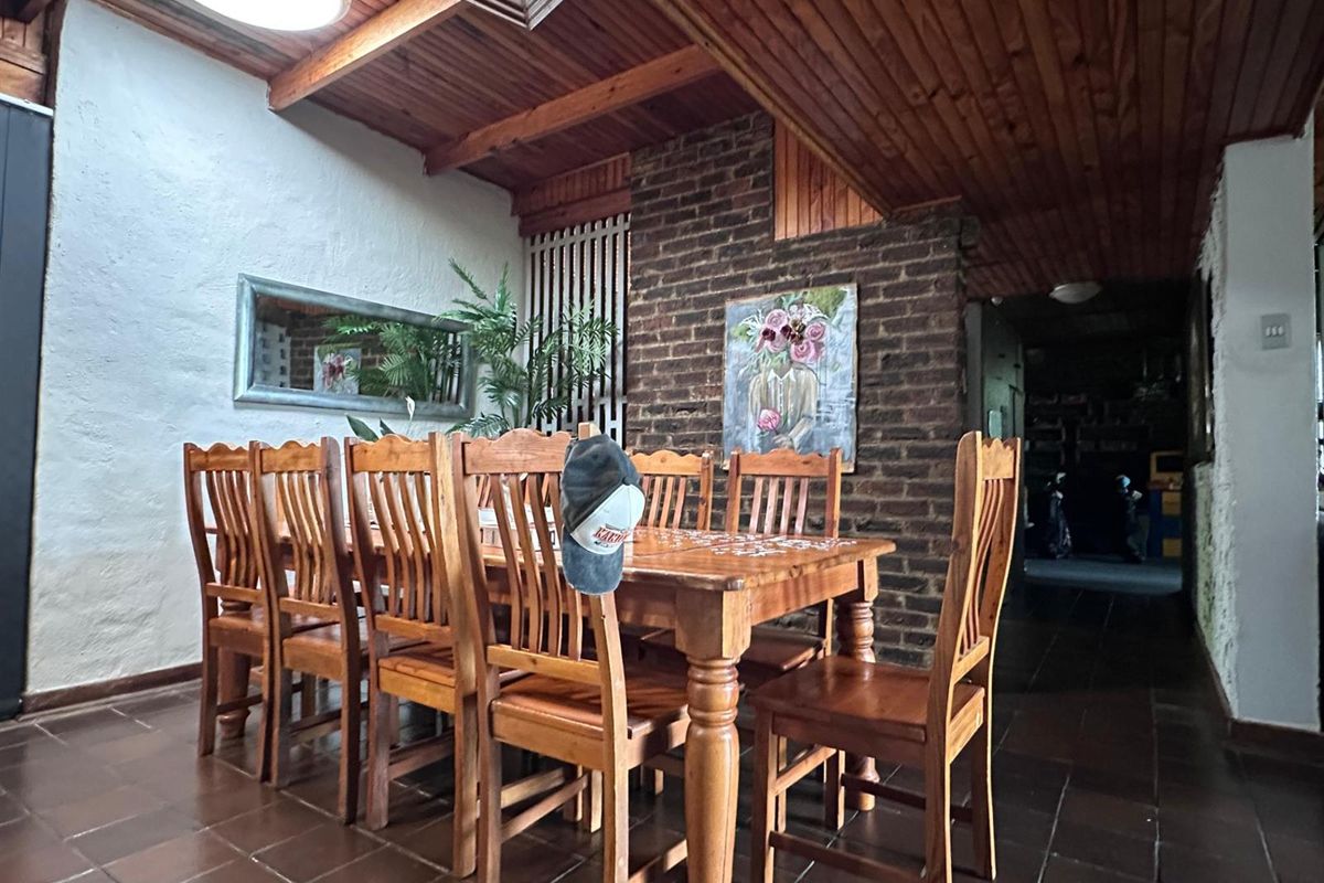 Spacious 5-Bedroom Family Home with Extensive Garaging and Entertainment Area. - Photo 5