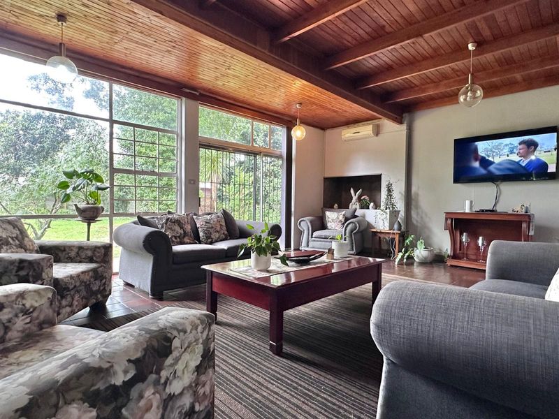 Spacious 5-Bedroom Family Home with Extensive Garaging and Entertainment Area. - Photo 9