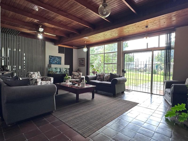 Spacious 5-Bedroom Family Home with Extensive Garaging and Entertainment Area. - Photo 7