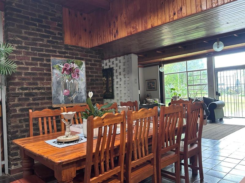 Spacious 5-Bedroom Family Home with Extensive Garaging and Entertainment Area. - Photo 6