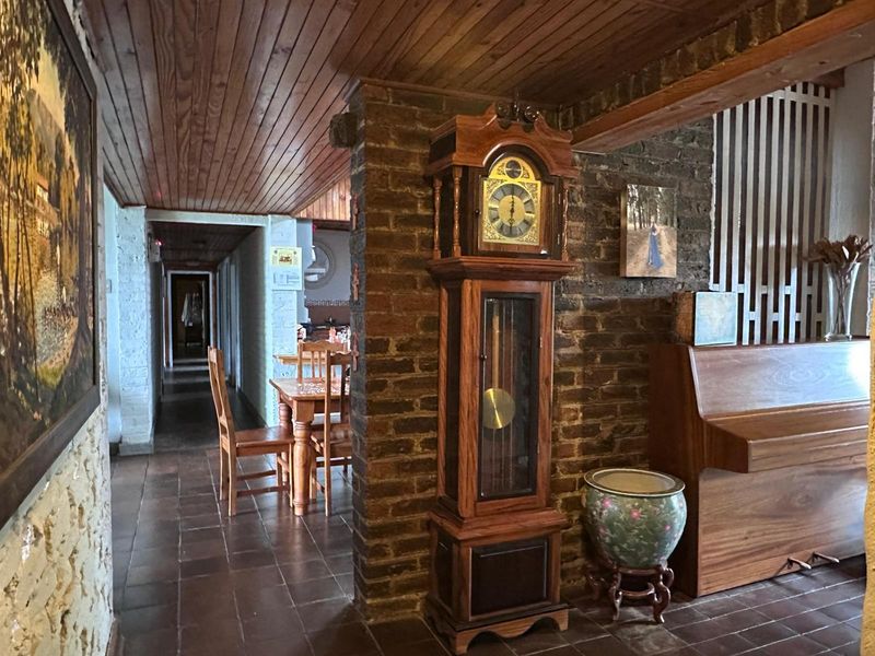 Spacious 5-Bedroom Family Home with Extensive Garaging and Entertainment Area. - Photo 4