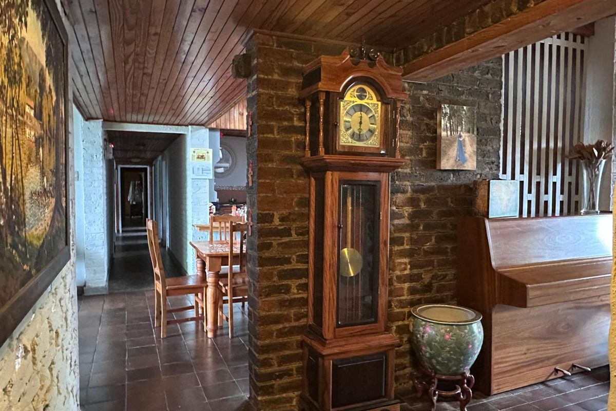 Spacious 5-Bedroom Family Home with Extensive Garaging and Entertainment Area. - Photo 4