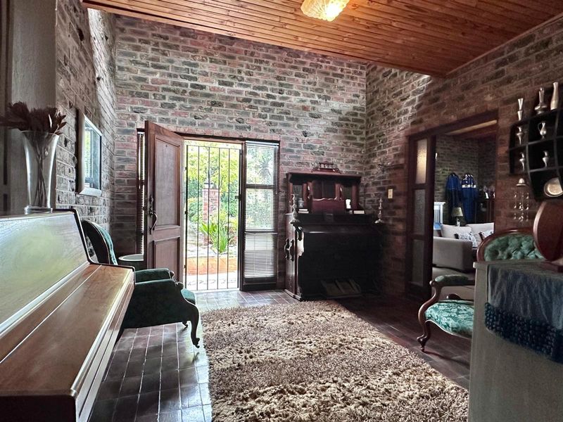 Spacious 5-Bedroom Family Home with Extensive Garaging and Entertainment Area. - Photo 3