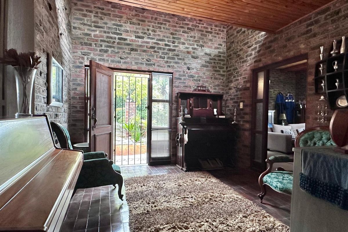 Spacious 5-Bedroom Family Home with Extensive Garaging and Entertainment Area. - Photo 3