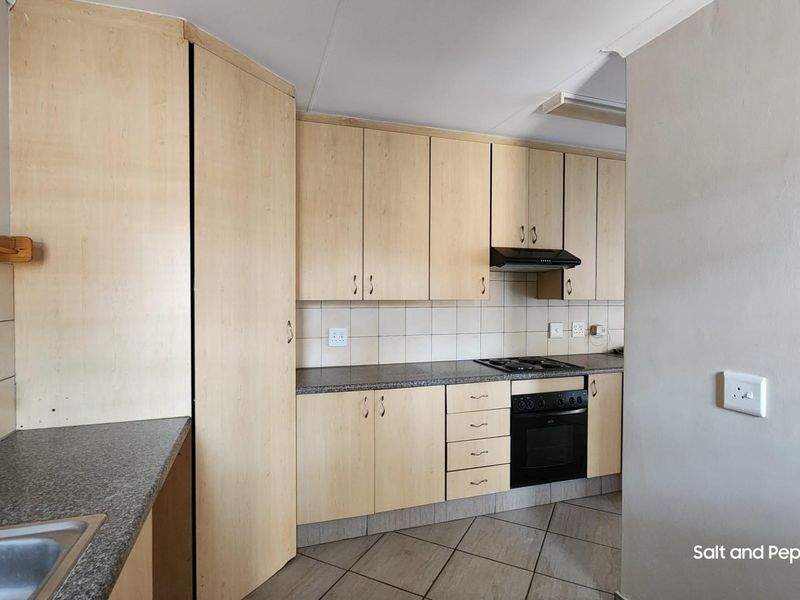 Charming 3-Bedroom Full Title Home in Secure Estate - Magalieskruin - Photo 8