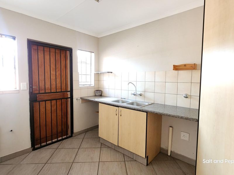 Charming 3-Bedroom Full Title Home in Secure Estate - Magalieskruin - Photo 7