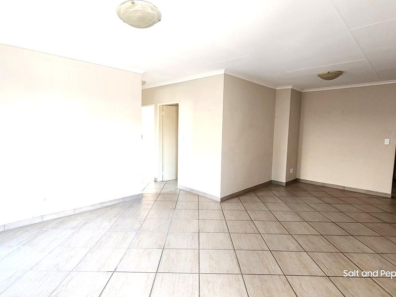 Charming 3-Bedroom Full Title Home in Secure Estate - Magalieskruin - Photo 3