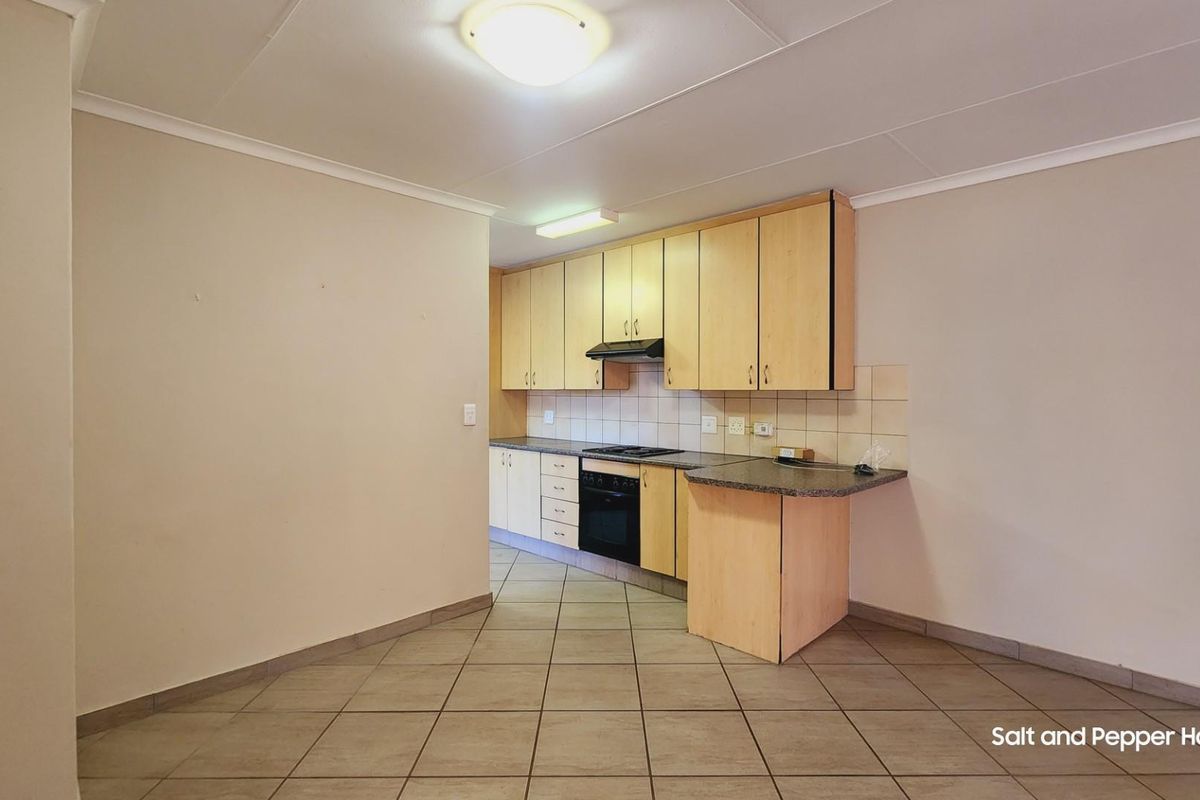 Charming 3-Bedroom Full Title Home in Secure Estate - Magalieskruin - Photo 5