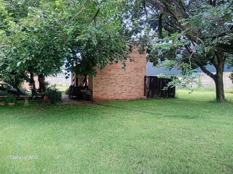 LAST COMMERCIAL ON GREAT NORTH!! - Photo 3