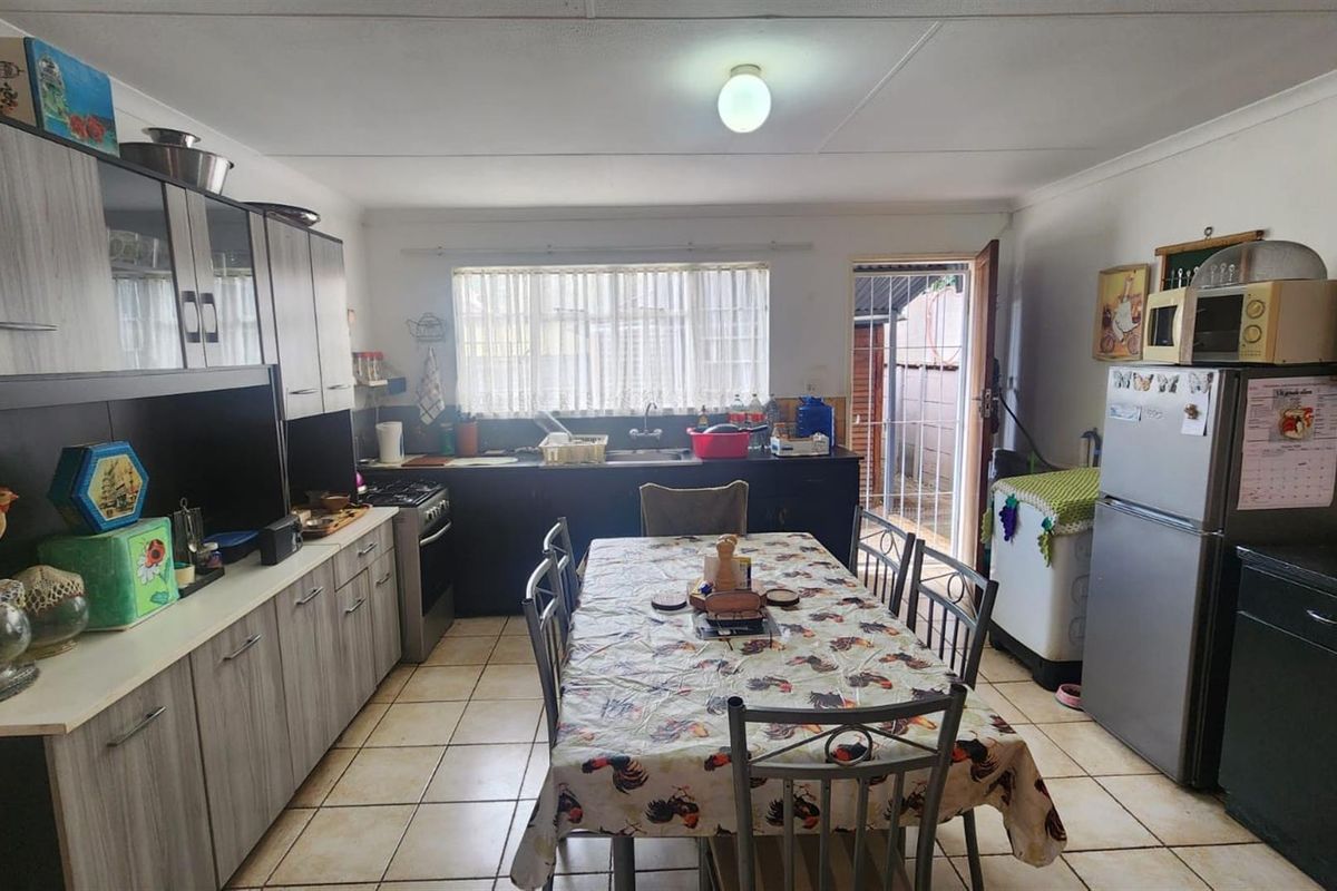 Exceptional Investment Opportunity - Spacious Family Home with Two Income-Generating Flats - Photo 4