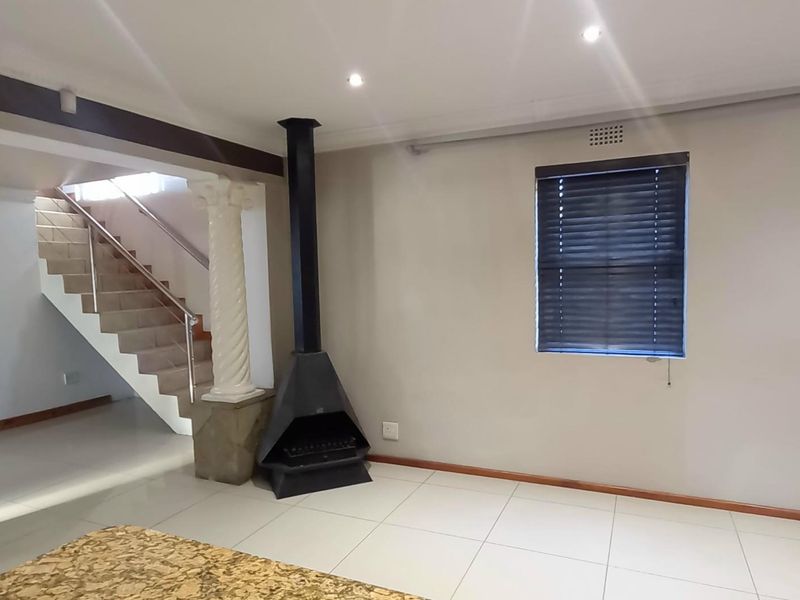 Stunning House For Sale in Maitland, Cape Town - Photo 9