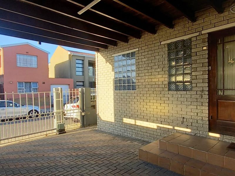 Stunning House For Sale in Maitland, Cape Town - Photo 2