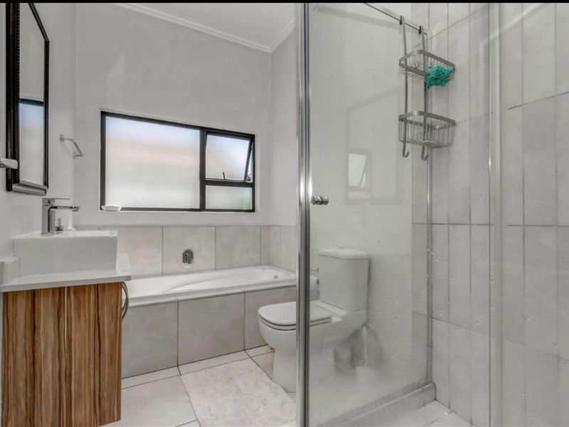 Stunning 3 bed 2 bath apartment in Fourways - Photo 6