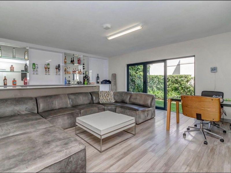 Stunning 3 bed 2 bath apartment in Fourways - Photo 4