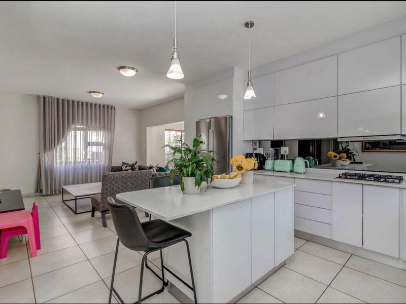 Stunning 3 bed 2 bath apartment in Fourways - Photo 2