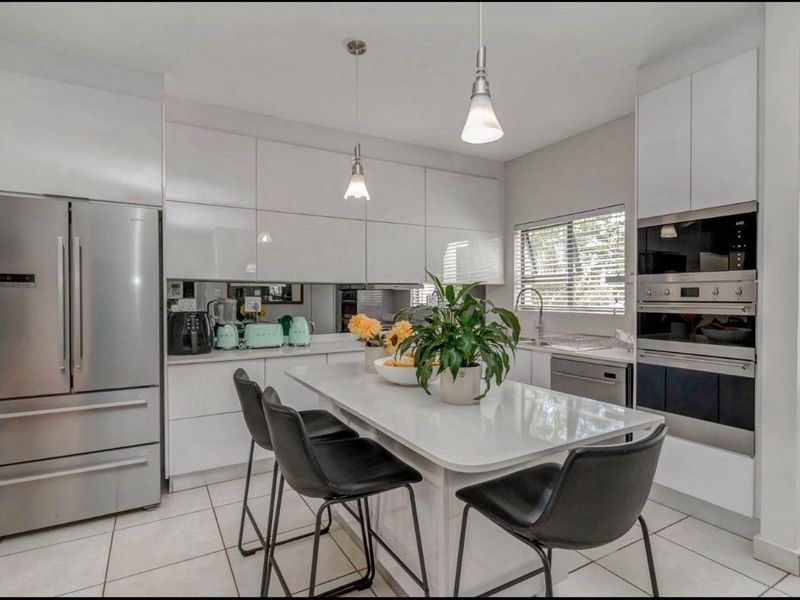 Stunning 3 bed 2 bath apartment in Fourways - Photo 5