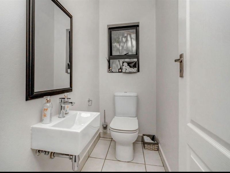 Stunning 3 bed 2 bath apartment in Fourways - Photo 8