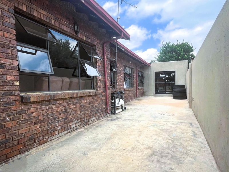 Modern 5 Bedroom Family Home with a flatlet in Elandspark! - Photo 1