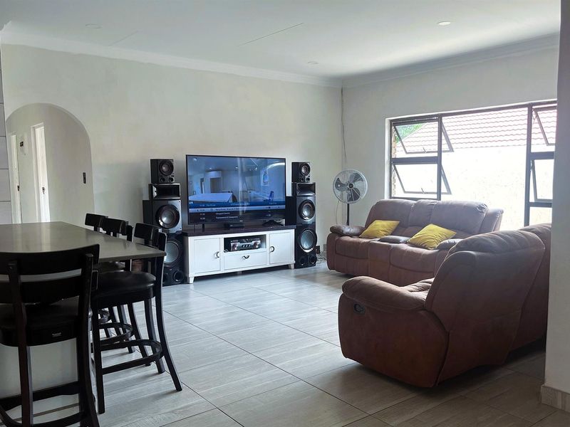 Modern 5 Bedroom Family Home with a flatlet in Elandspark! - Photo 3