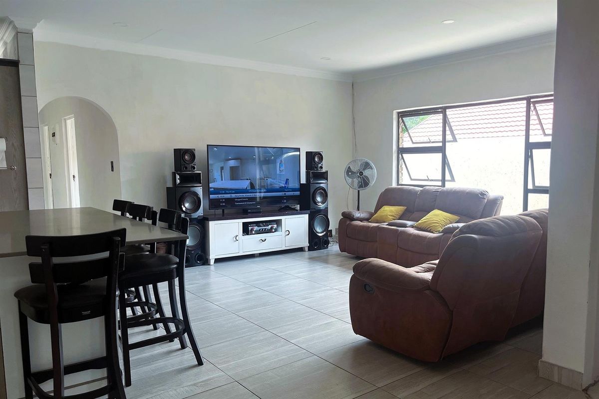 Modern 5 Bedroom Family Home with a flatlet in Elandspark! - Photo 3