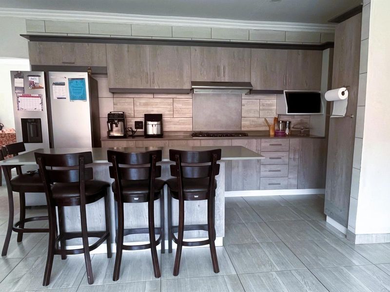 Modern 5 Bedroom Family Home with a flatlet in Elandspark! - Photo 10