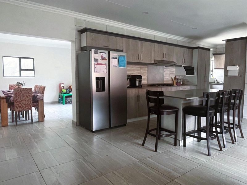 Modern 5 Bedroom Family Home with a flatlet in Elandspark! - Photo 8