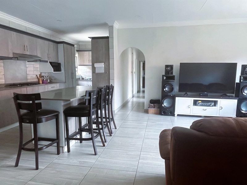 Modern 5 Bedroom Family Home with a flatlet in Elandspark! - Photo 7