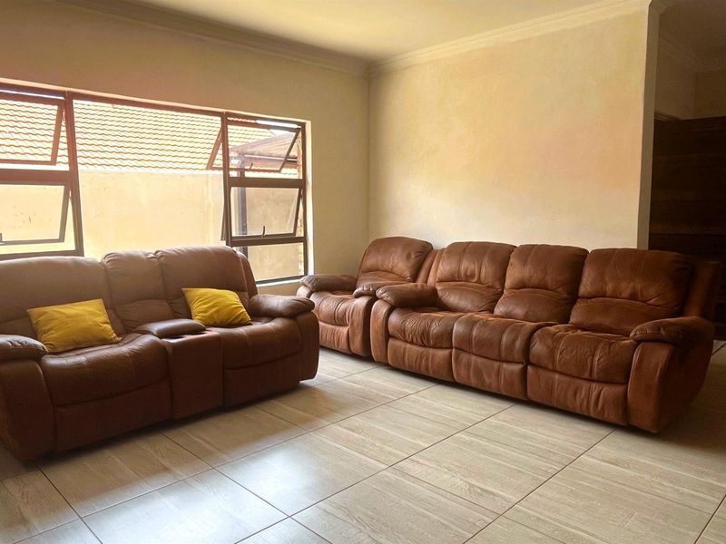Modern 5 Bedroom Family Home with a flatlet in Elandspark! - Photo 5