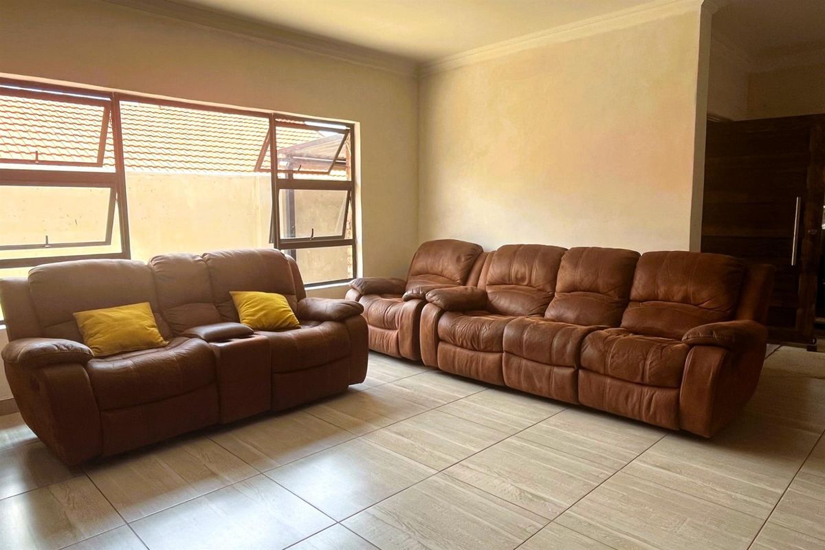 Modern 5 Bedroom Family Home with a flatlet in Elandspark! - Photo 5