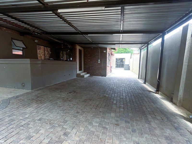 Modern 5 Bedroom Family Home with a flatlet in Elandspark! - Photo 2