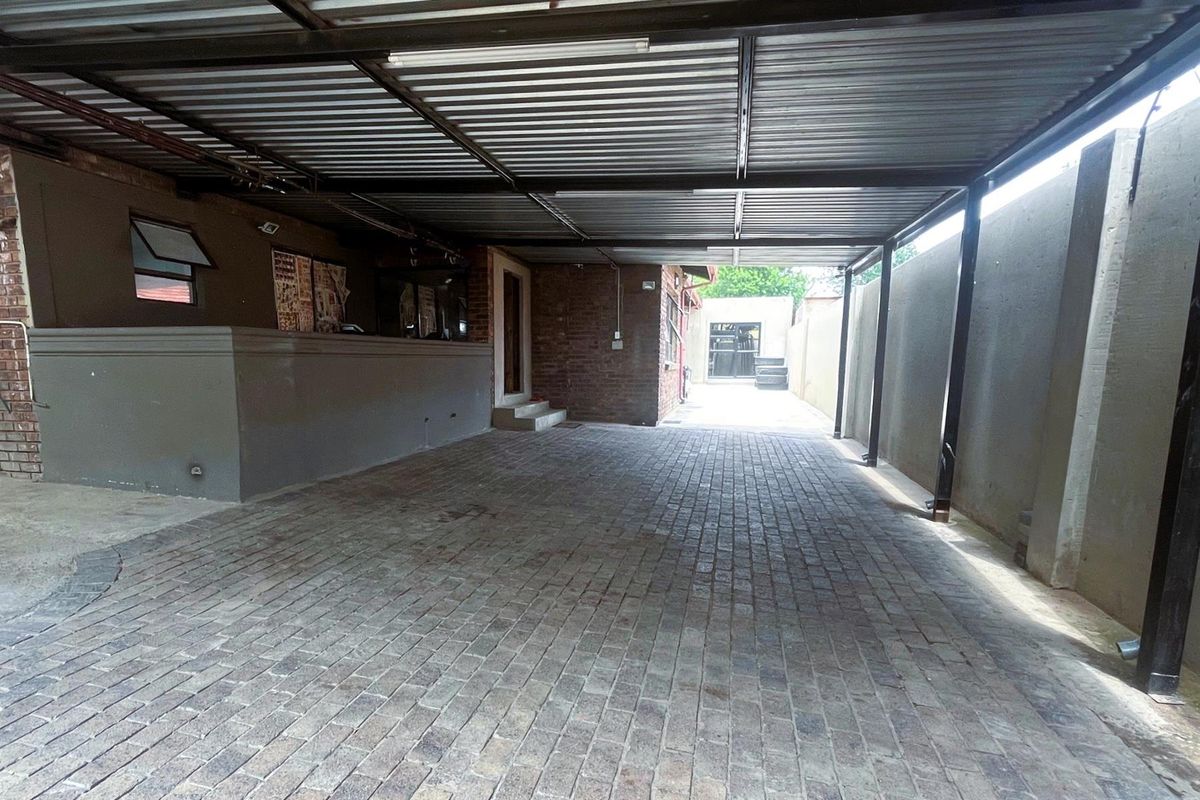 Modern 5 Bedroom Family Home with a flatlet in Elandspark! - Photo 2