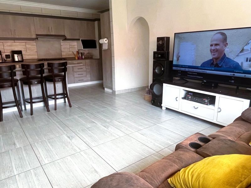 Modern 5 Bedroom Family Home with a flatlet in Elandspark! - Photo 6