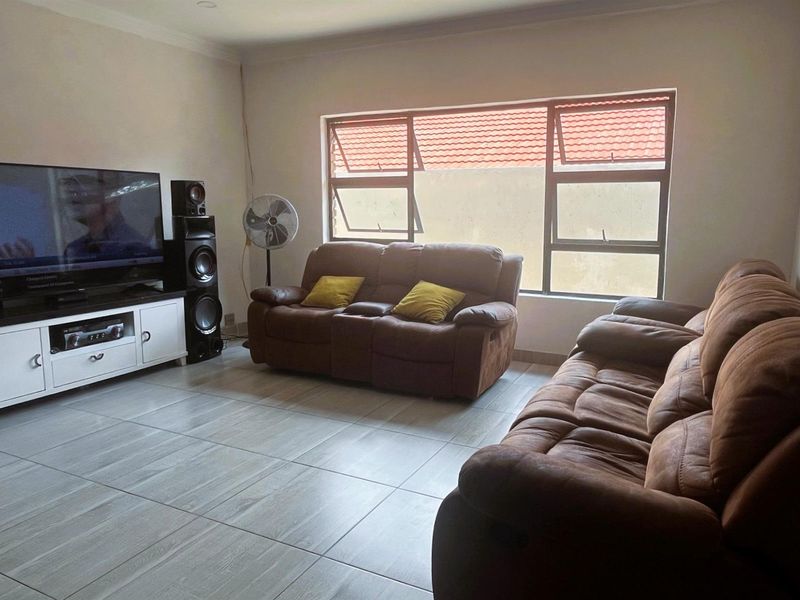 Modern 5 Bedroom Family Home with a flatlet in Elandspark! - Photo 4