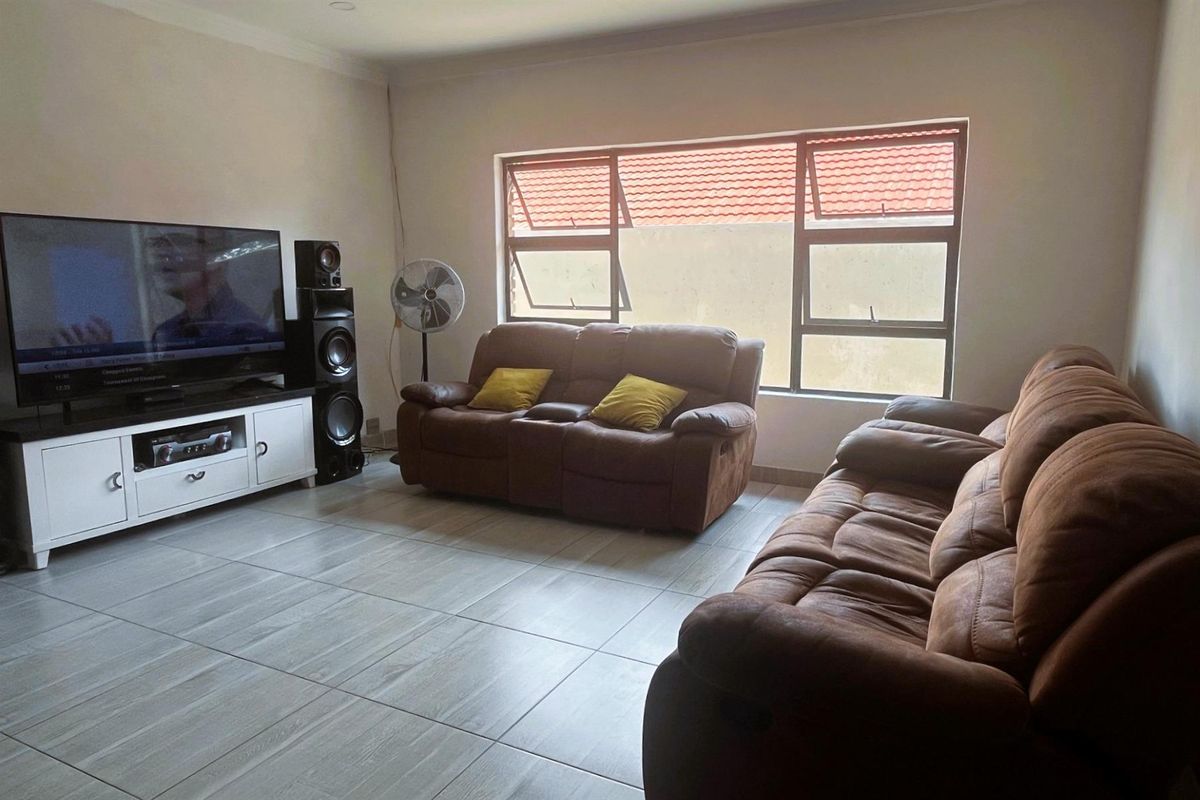 Modern 5 Bedroom Family Home with a flatlet in Elandspark! - Photo 4