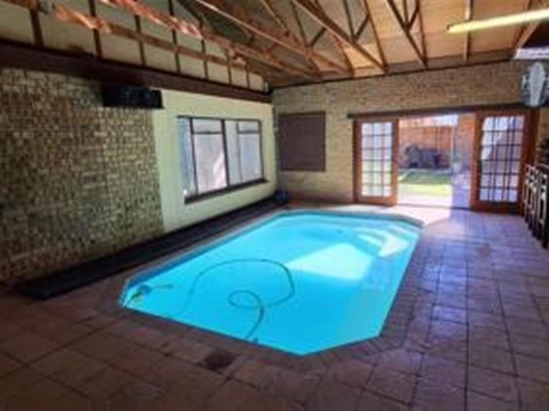 Prestigious 4-Bedroom Home with Exceptional Entertainment - Secunda - Photo 2