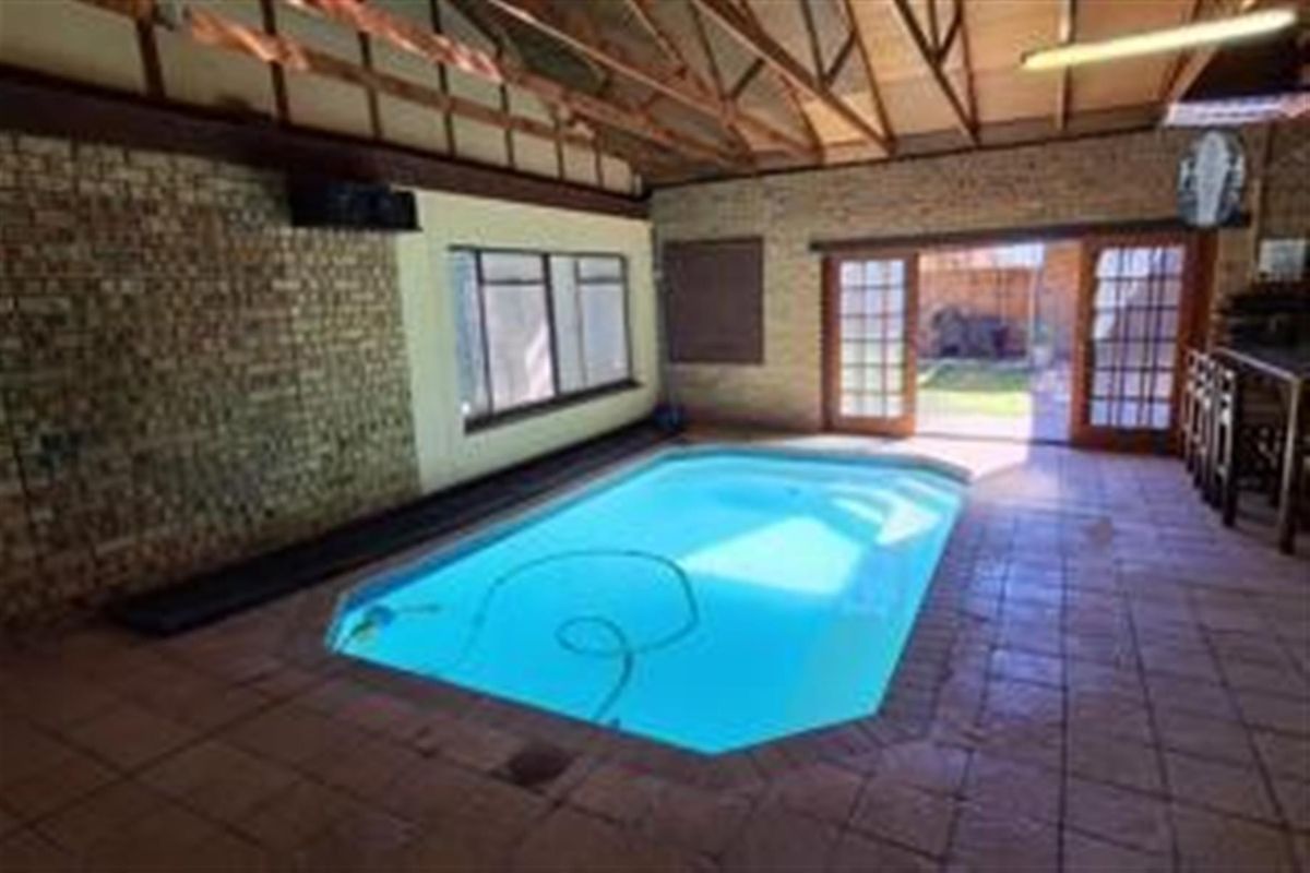Prestigious 4-Bedroom Home with Exceptional Entertainment - Secunda - Photo 2