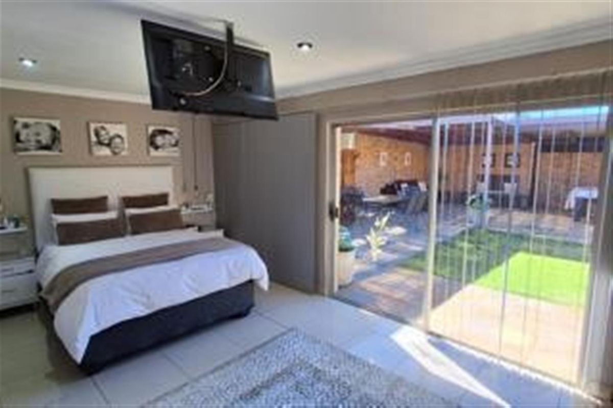 Prestigious 4-Bedroom Home with Exceptional Entertainment - Secunda - Photo 5