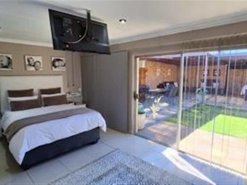 Prestigious 4-Bedroom Home with Exceptional Entertainment - Secunda - Photo 5