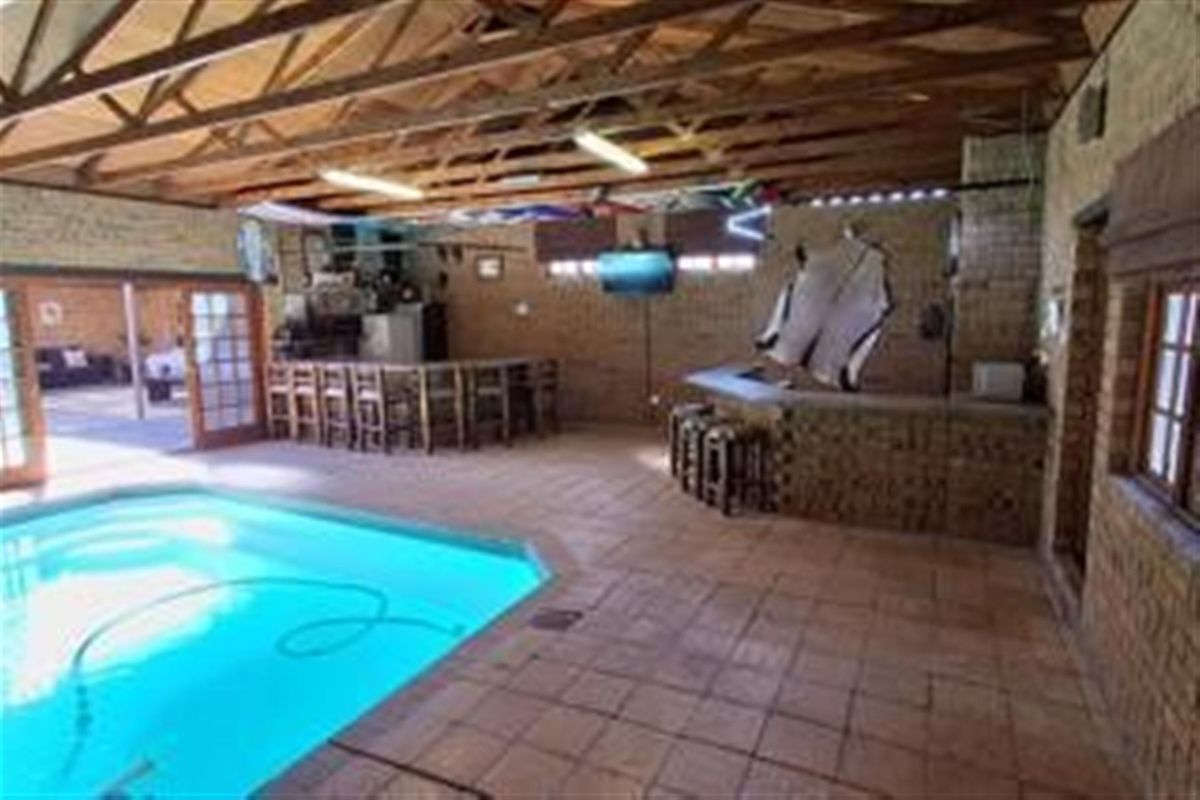 Prestigious 4-Bedroom Home with Exceptional Entertainment - Secunda - Photo 4