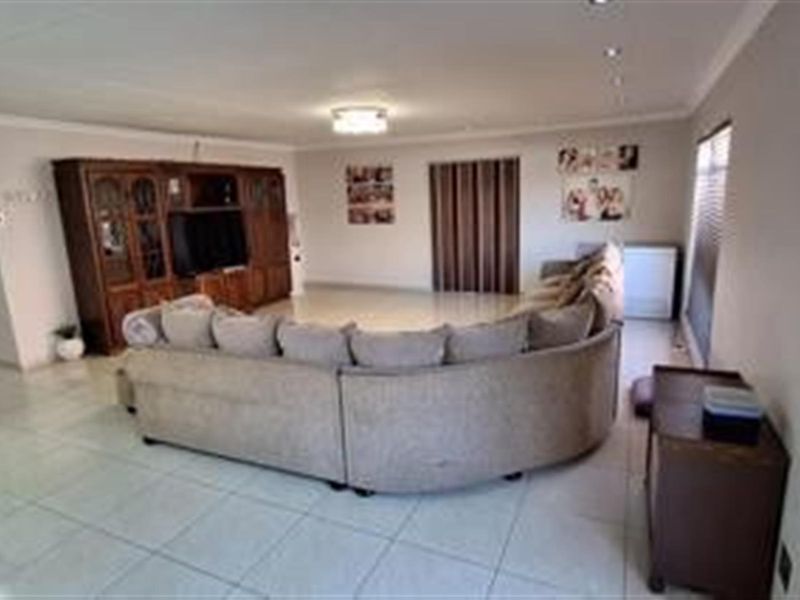 Prestigious 4-Bedroom Home with Exceptional Entertainment - Secunda - Photo 9