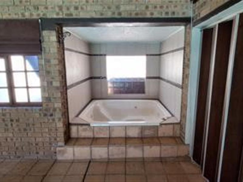 Prestigious 4-Bedroom Home with Exceptional Entertainment - Secunda - Photo 7