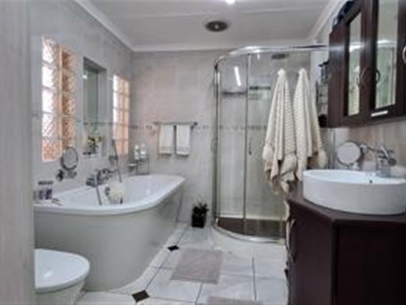 Prestigious 4-Bedroom Home with Exceptional Entertainment - Secunda - Photo 6