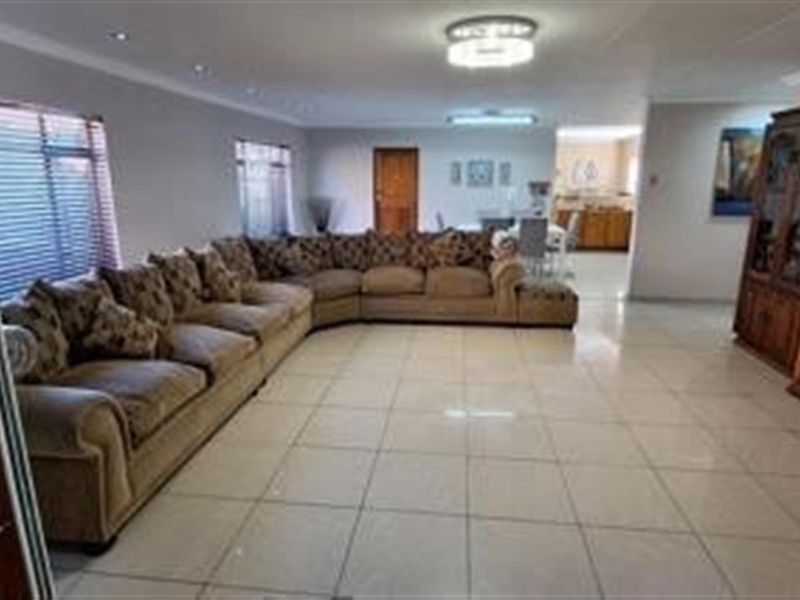 Prestigious 4-Bedroom Home with Exceptional Entertainment - Secunda - Photo 10