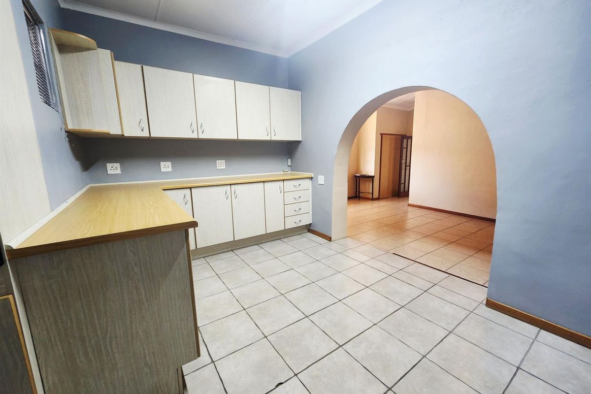 3 Bedroom Home with 1 Bedroom Flat For Sale in Bergzicht - Photo 4