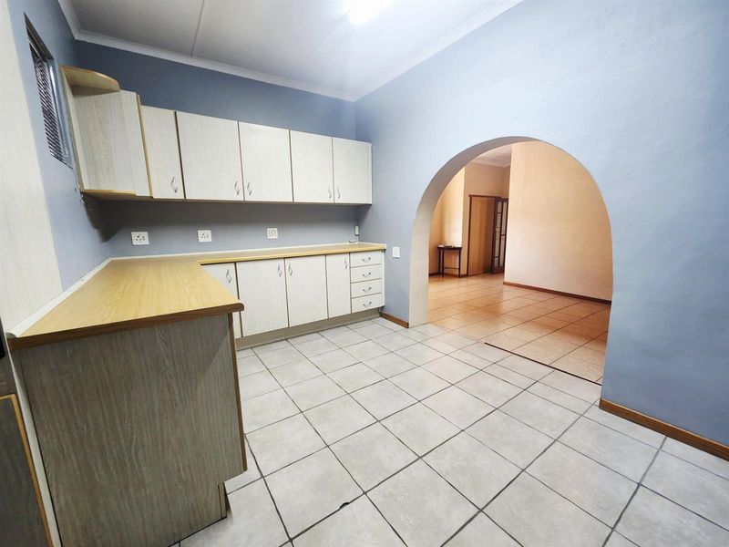 3 Bedroom Home with 1 Bedroom Flat For Sale in Bergzicht - Photo 4