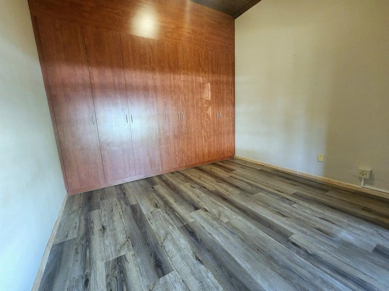 3 Bedroom Home with 1 Bedroom Flat For Sale in Bergzicht - Photo 9