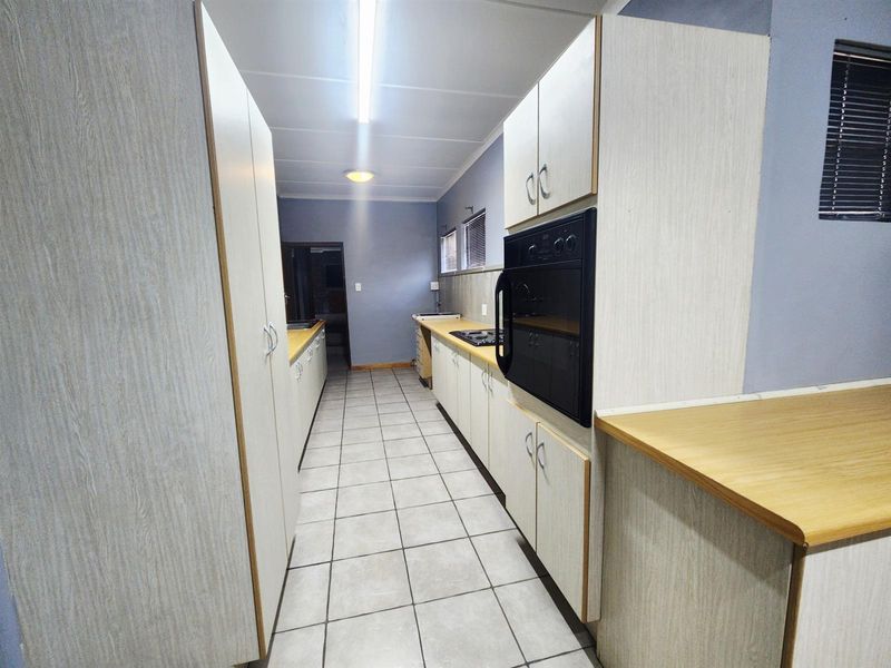 3 Bedroom Home with 1 Bedroom Flat For Sale in Bergzicht - Photo 6